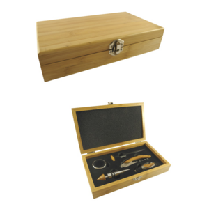 T303, SET DE BAR BAMBÚ. Caja de madera bambú, cierre metálico con set de 5 piezas de bar: sacacorchos, tapón, cortagota, termómetro y vertedor.
