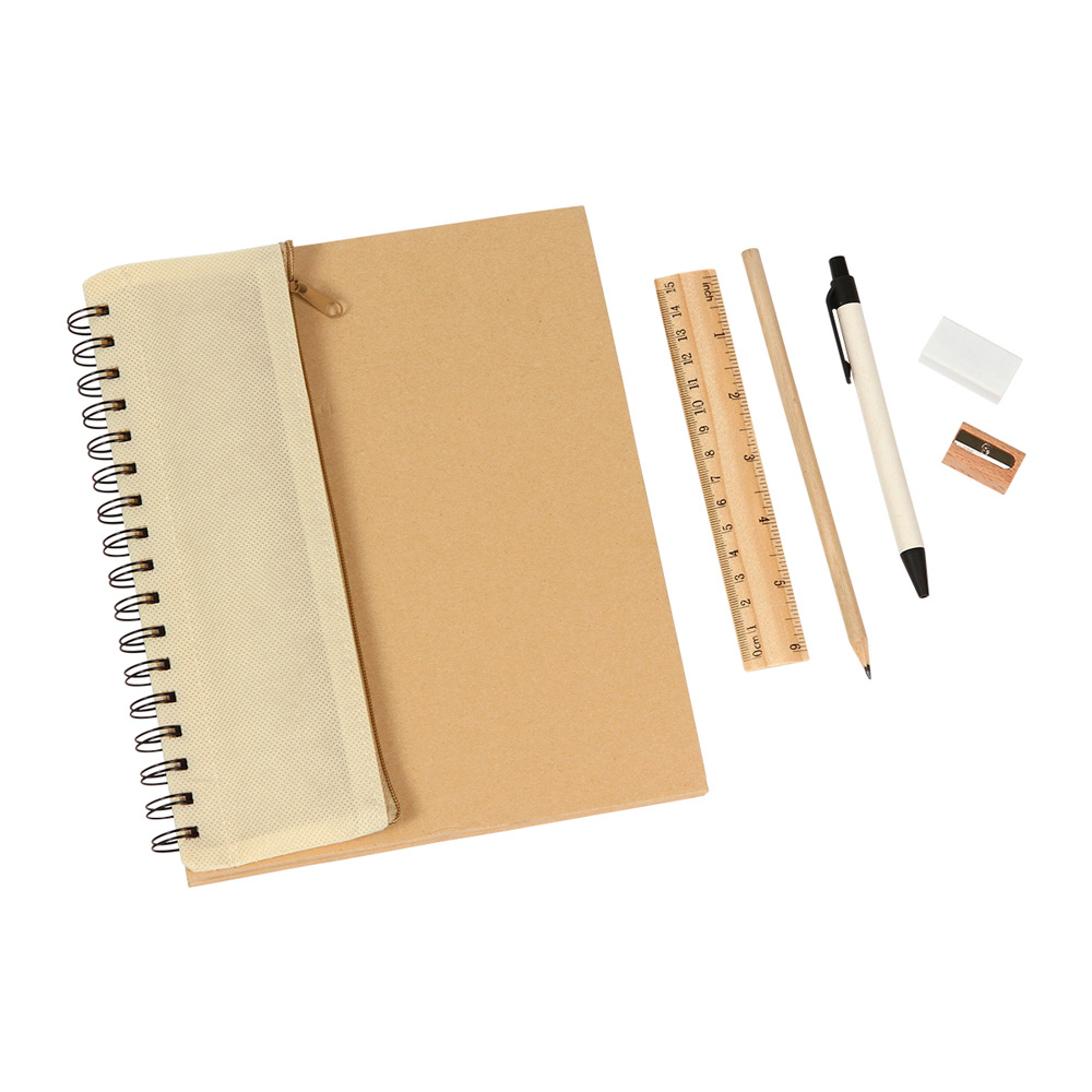 DK-098, Set escolar con libreta con pasta rígida de cartón, bolsa lapicera, lápiz de madera, bolígrafo fabricado en cartón de leche con tinta de escritura negra, sacapuntas de madera y goma.